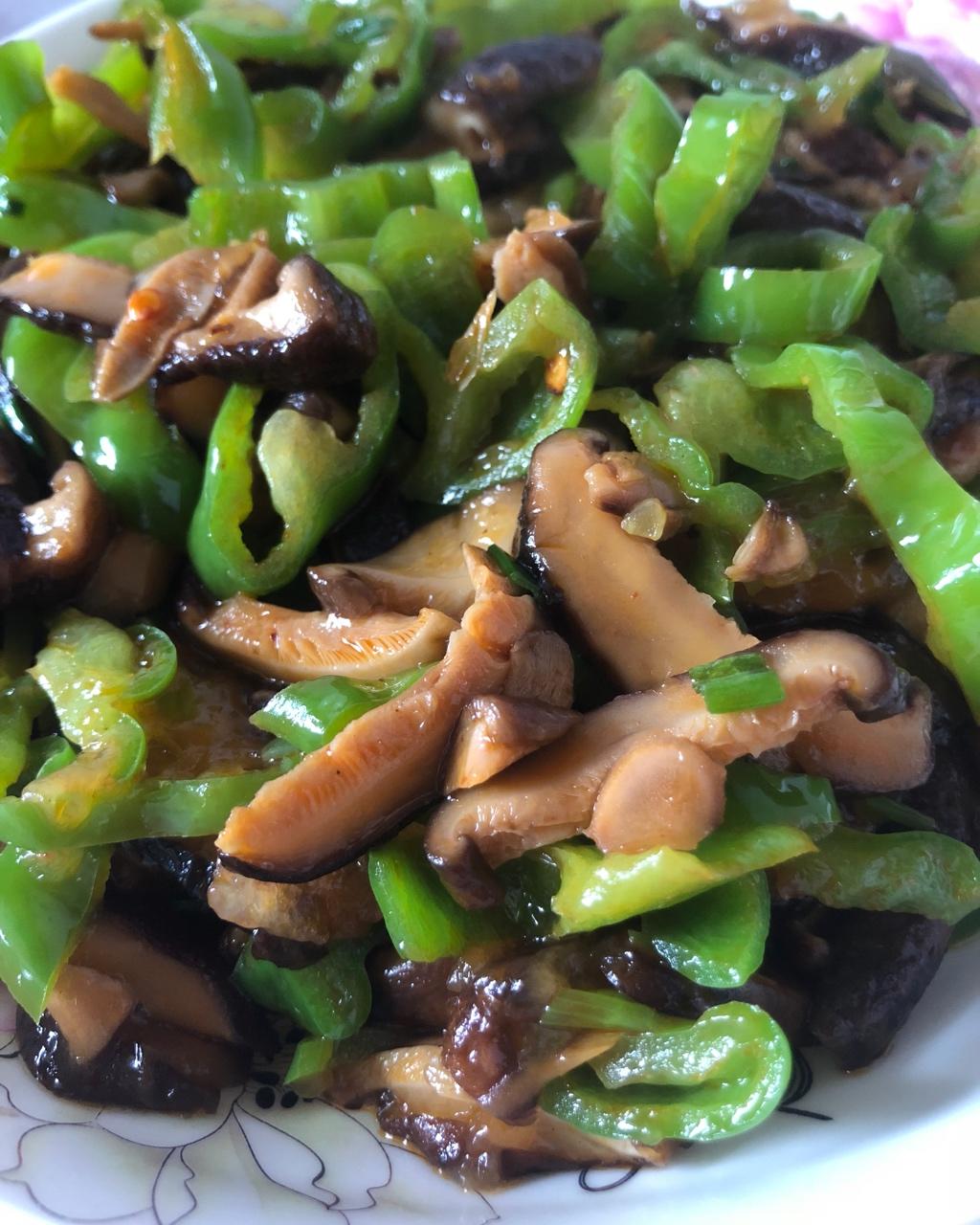 护士小姐姐做的青椒炒香菇