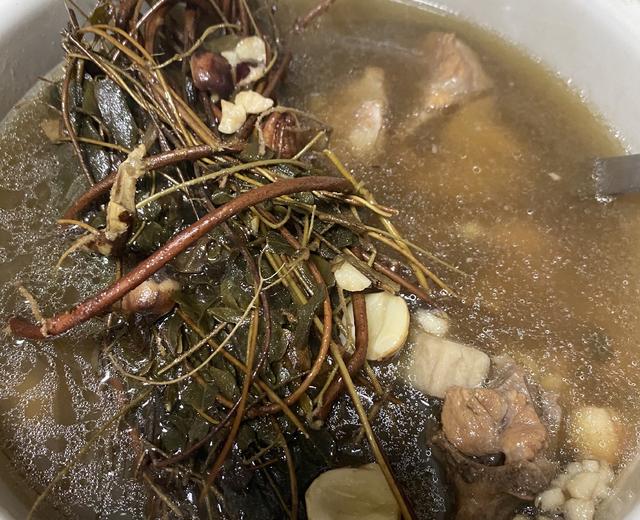 祛湿排毒-鸡骨草猪骨汤的做法