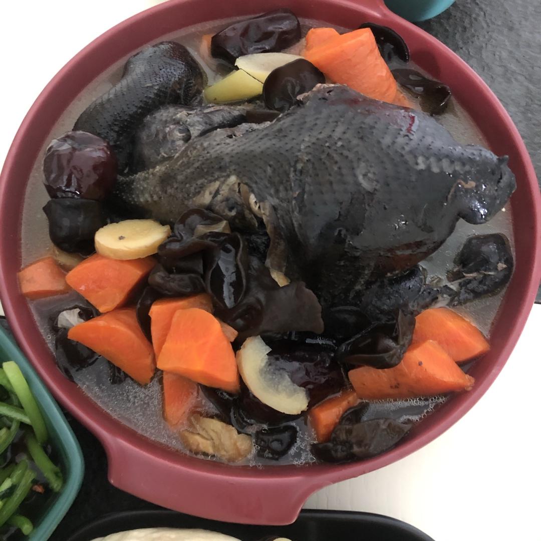 胡萝卜木耳炖鸡汤