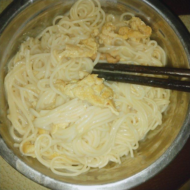 超简单美味的葱香鸡蛋面
