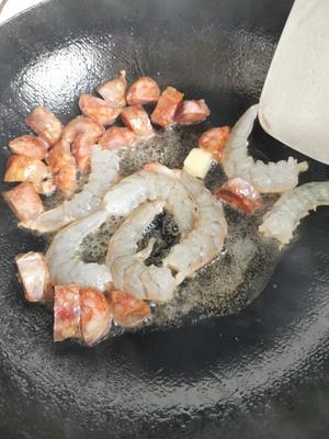 电饭煲香肠虾仁焖饭的做法 步骤2