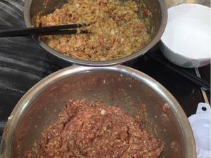 白菜红萝卜猪肉饺子的做法 步骤2