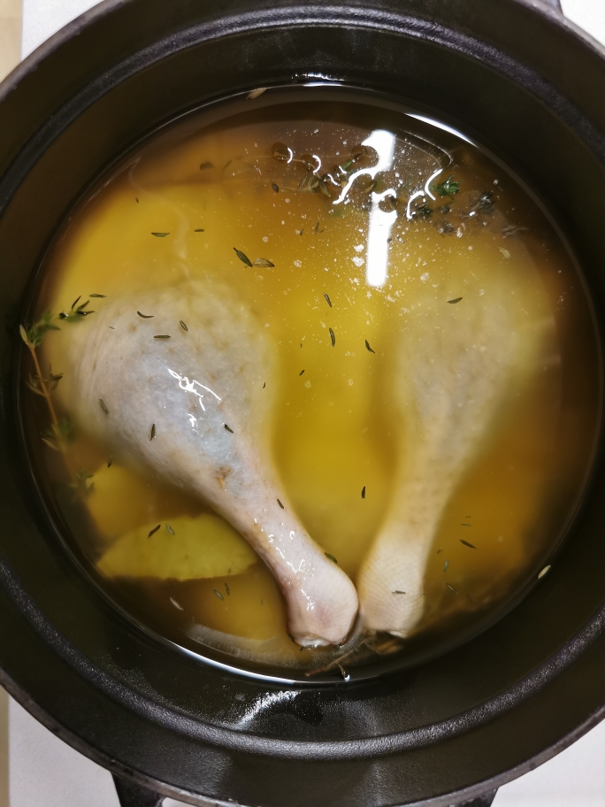 中式椒盐油封鸭腿的做法 步骤3