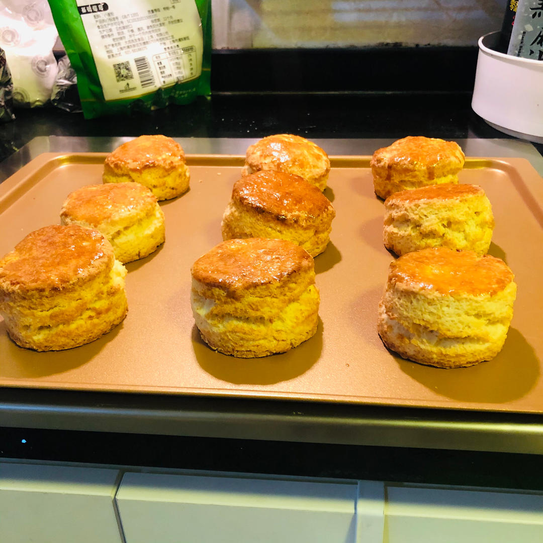 复刻英国女王私人御厨的经典司康：加映Cream Tea 经典吃法 & 如何做出松软內里、酥脆边缘的司康&司康佐醬製作