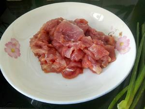 吃瓜季节~丝瓜炒肉的做法 步骤2
