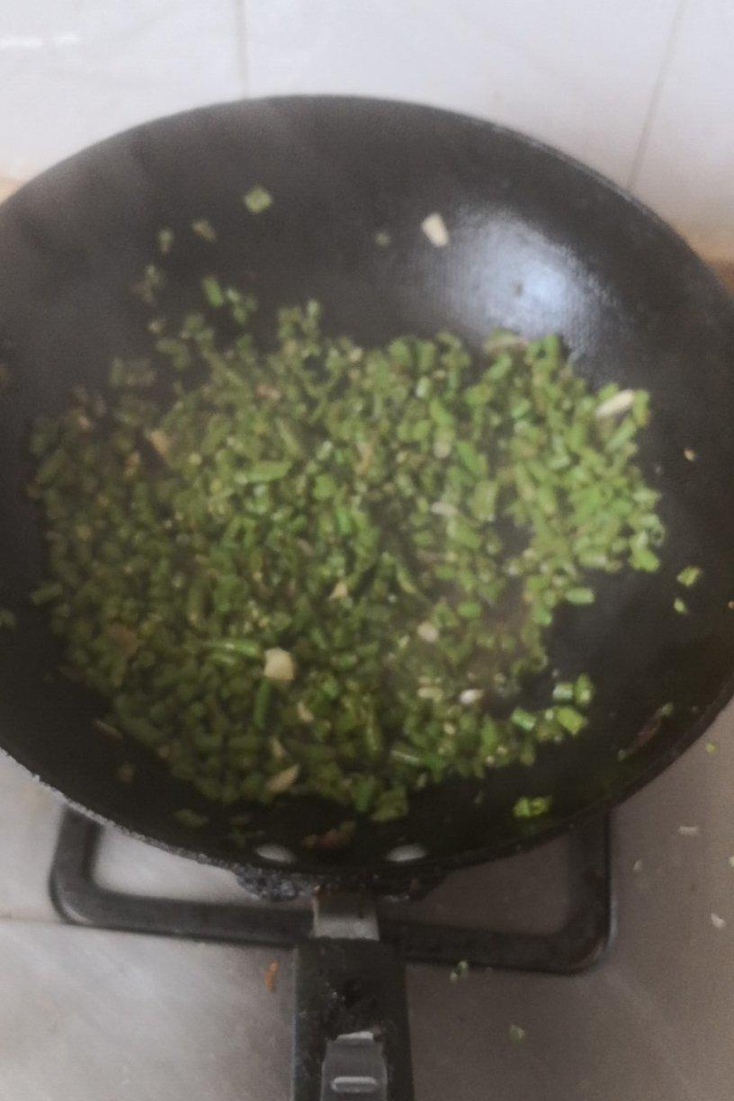 儿子能吃满满一碗饭的肉末豆角