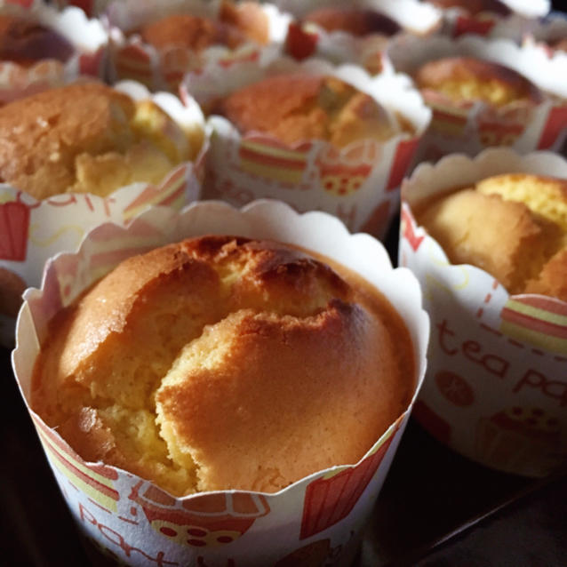 淡奶油海绵纸杯蛋糕