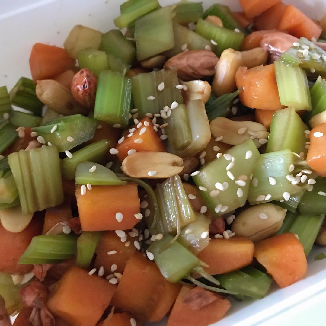 凉拌芹菜花生米胡萝卜