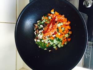 蔬菜丁泡菜拌面的做法 步骤2