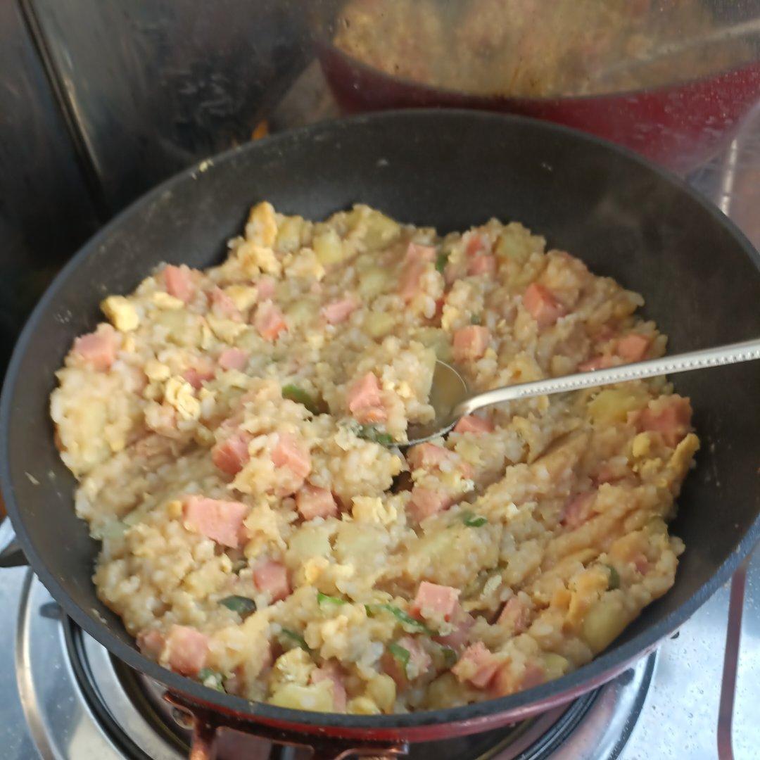 土豆的万能吃法😋土豆午餐肉炒饭～～