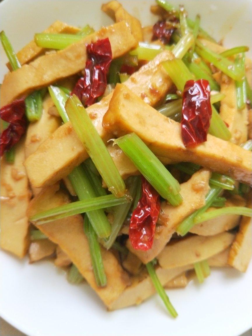 素菜：芹菜炒豆腐干