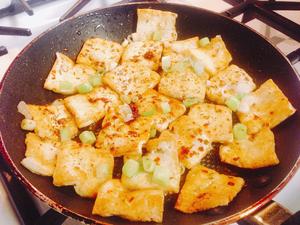 【Q哥厨房】 香煎豆腐 （又名黄金砖）的做法 步骤4