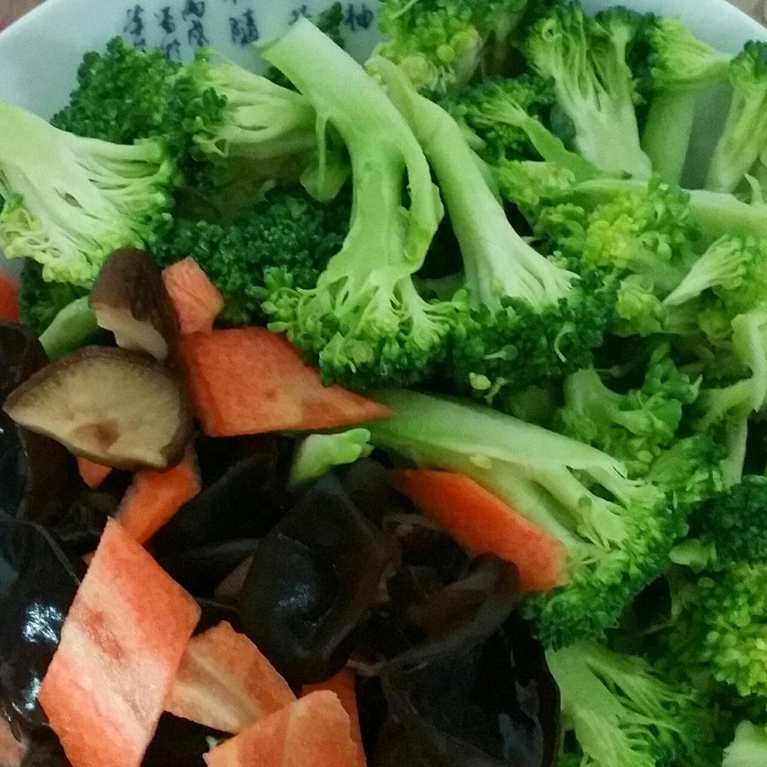西兰花木耳小炒的做法