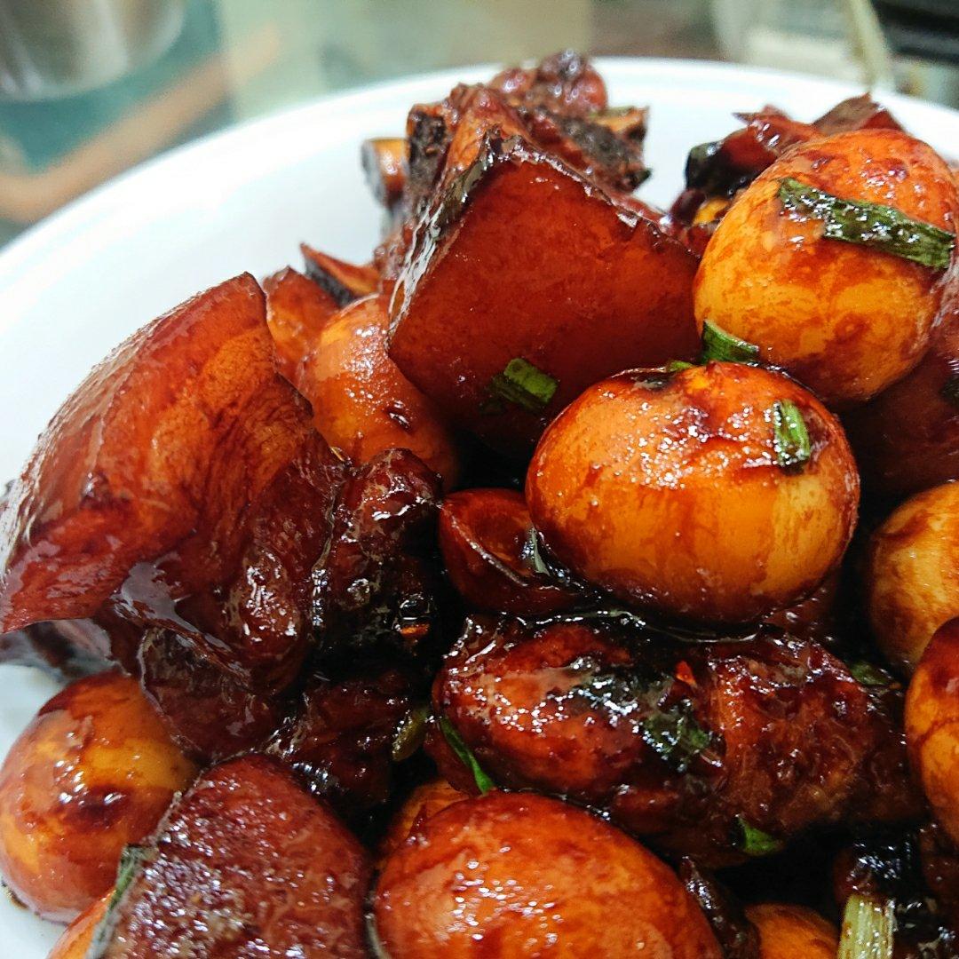 加了鹌鹑蛋后，这盘红烧肉，美味的逆天啦——鹌鹑蛋烧肉（孔瑶食谱）
