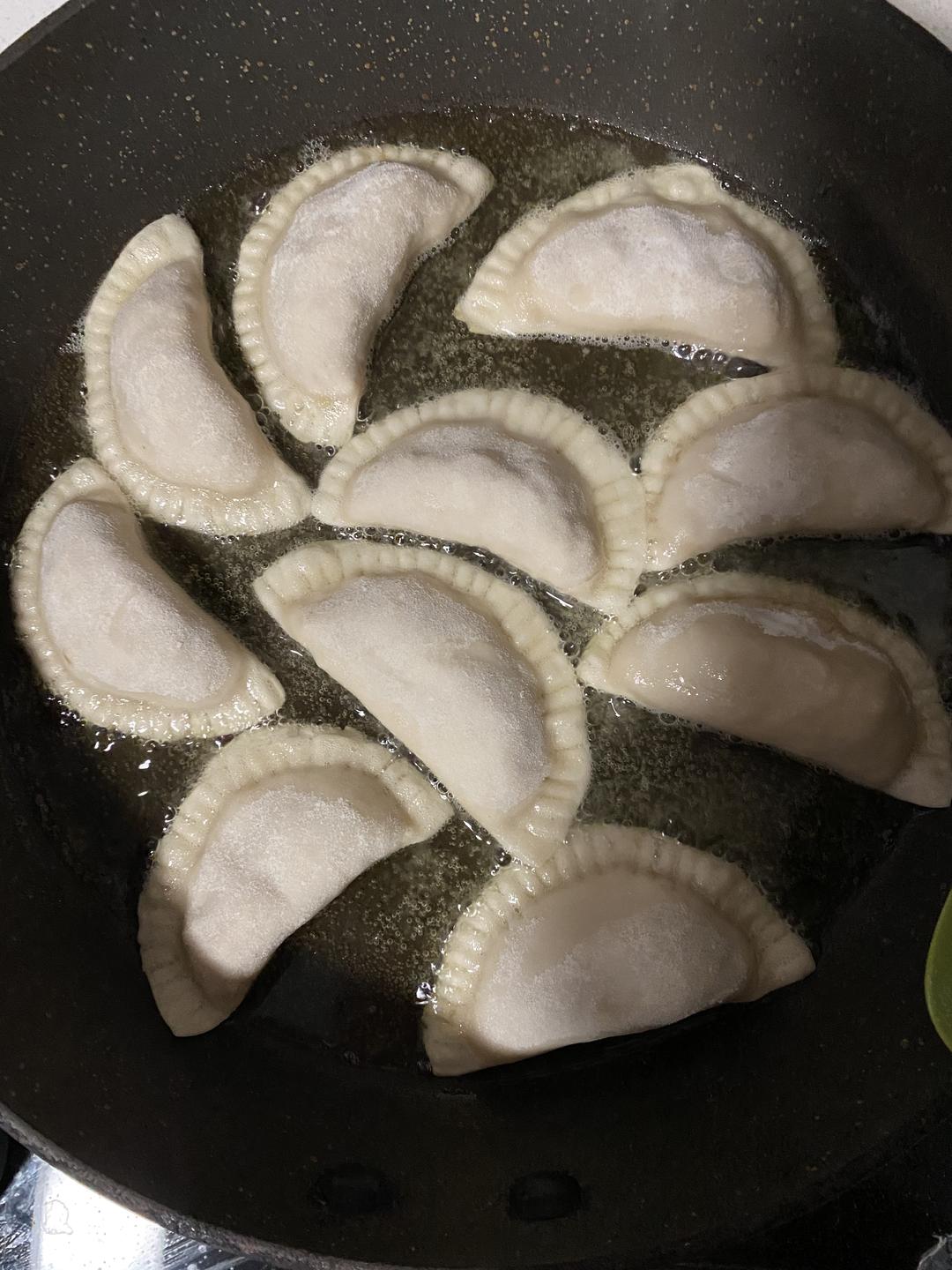 用剩水饺皮做的好吃的香蕉苹果派