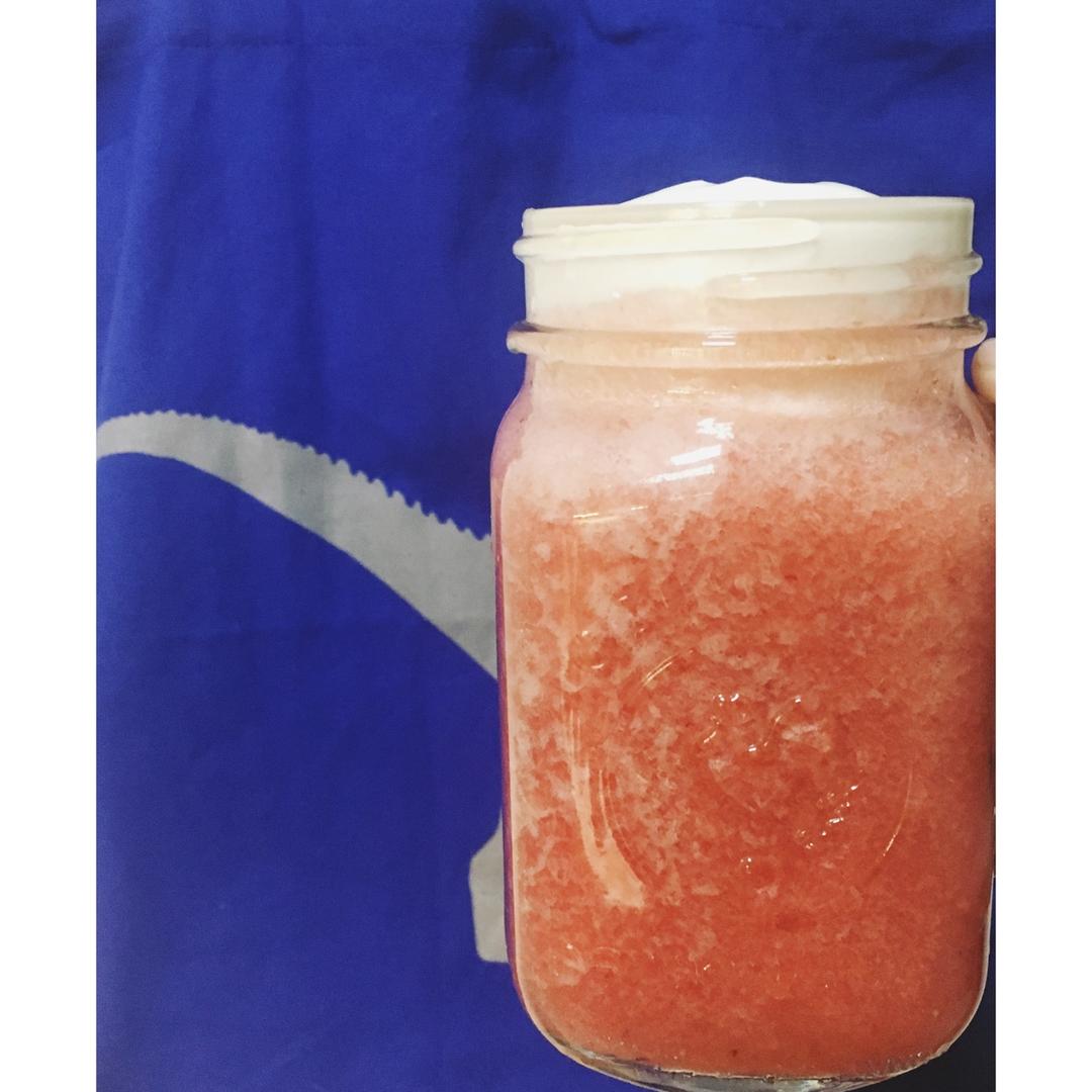 草莓海盐奶盖茶