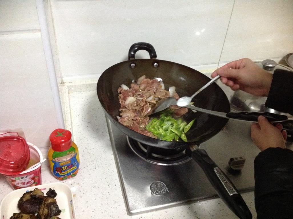 青椒炒牛肉（版本一）的做法 步骤4