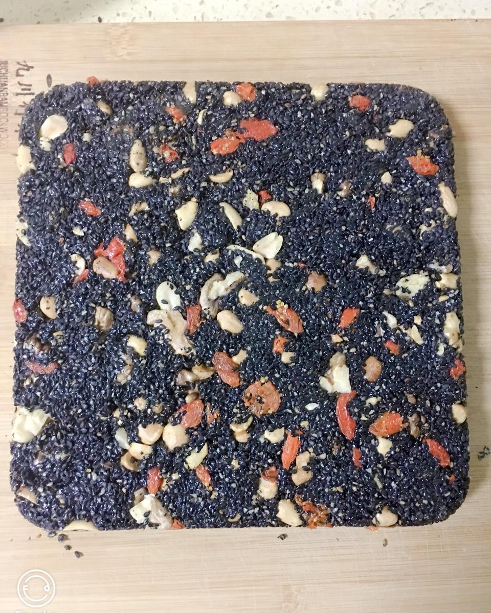 枸杞核桃花生黑芝麻片