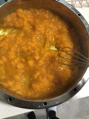 金黄又香甜的小米百合南瓜粥的做法 步骤5