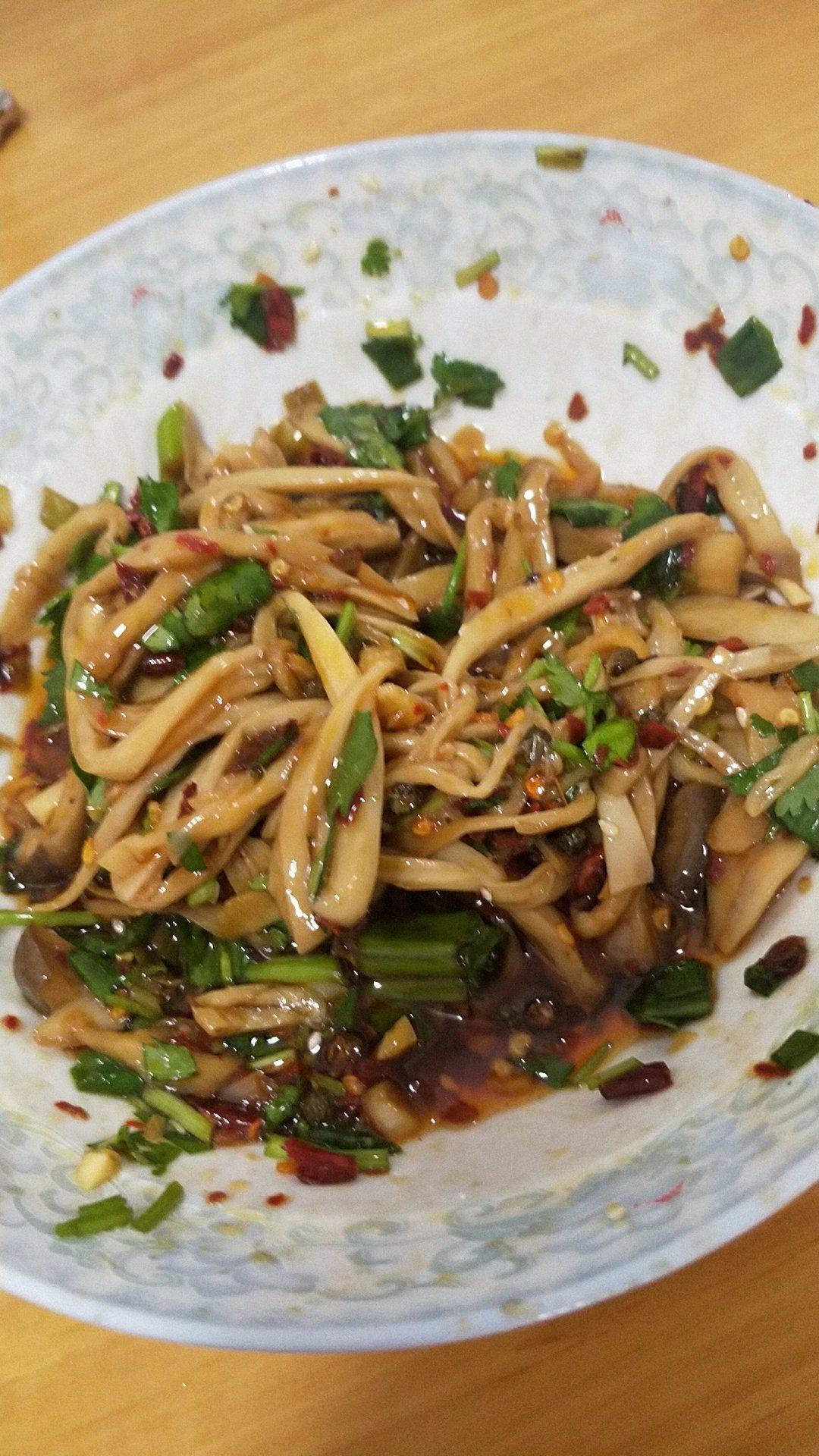 手撕凉拌鸡腿菇