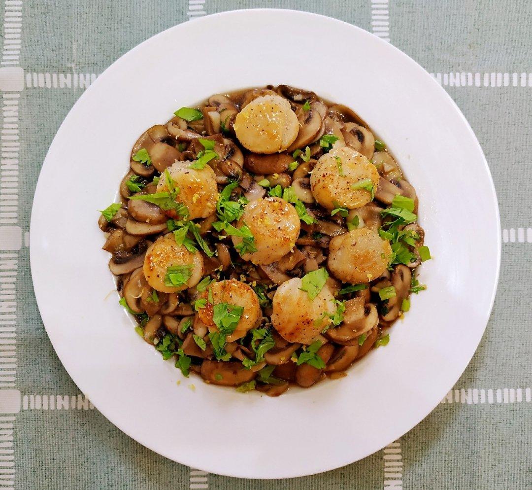 晚餐2018年11月25日# 橄榄油炒褐菇配黄油煎扇贝,美好生活