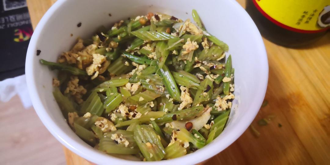 芹菜炒鸡蛋(超级简单的快手菜呀~)