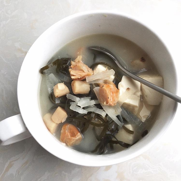 喝汤也能轻松享“瘦”【虾皮蛤蜊肉萝卜丝汤】