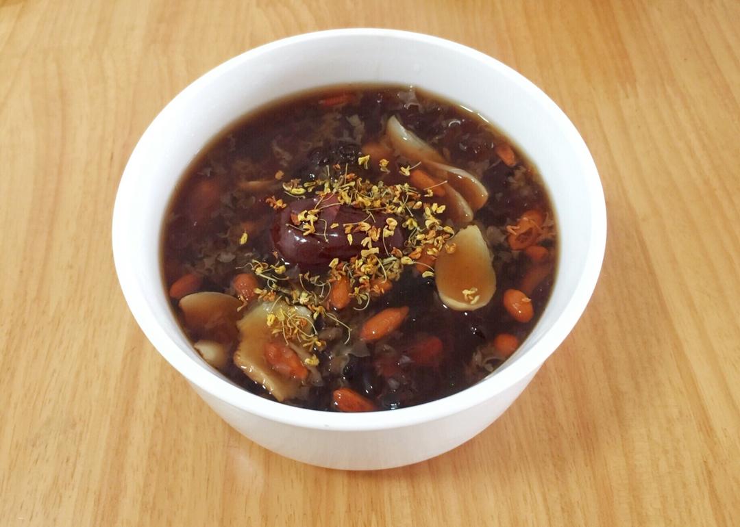 美容润肤 益气补血《桃胶皂角米百合银耳红枣羹》