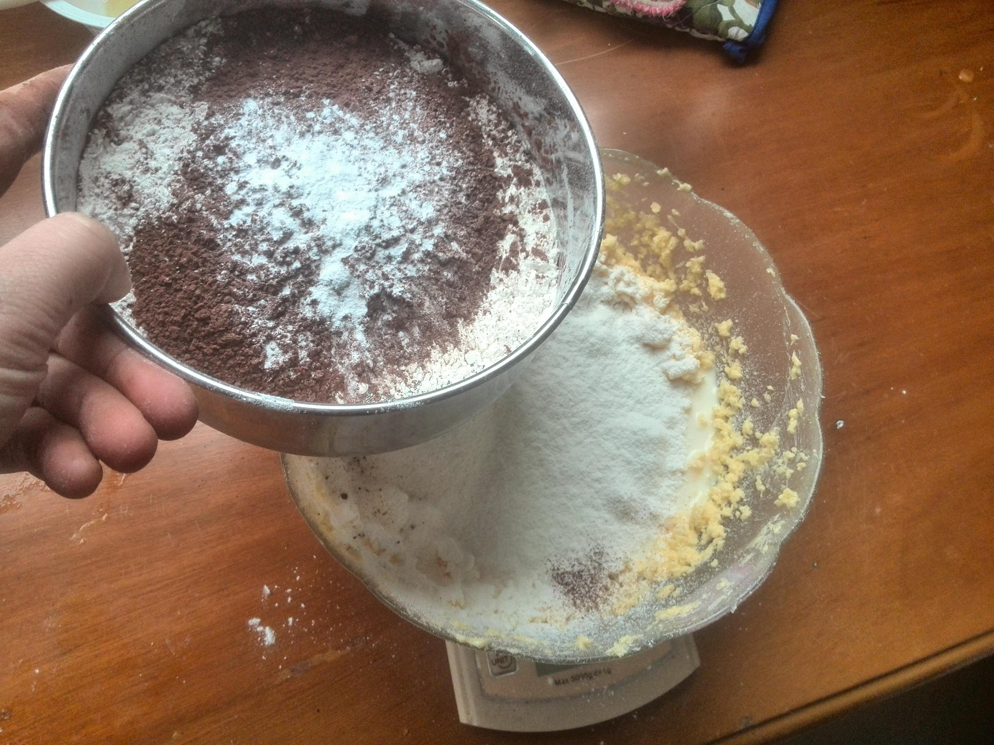 醇香可可纸杯蛋糕（内含巧克力碎丁）的做法 步骤6