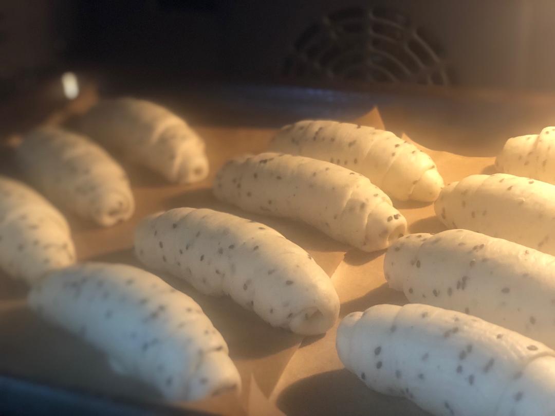 烫种黑芝麻盐面包