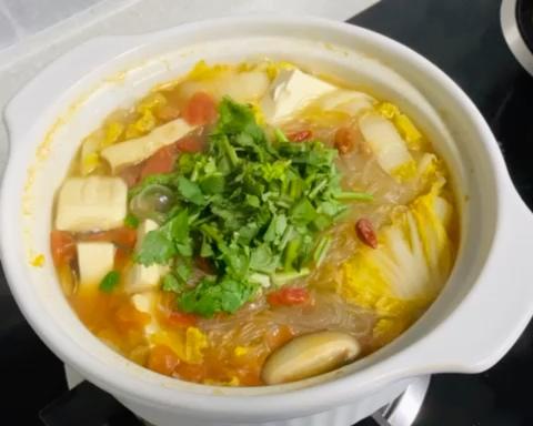 咕嘟咕嘟的冬日暖锅～白菜豆腐粉丝煲的做法