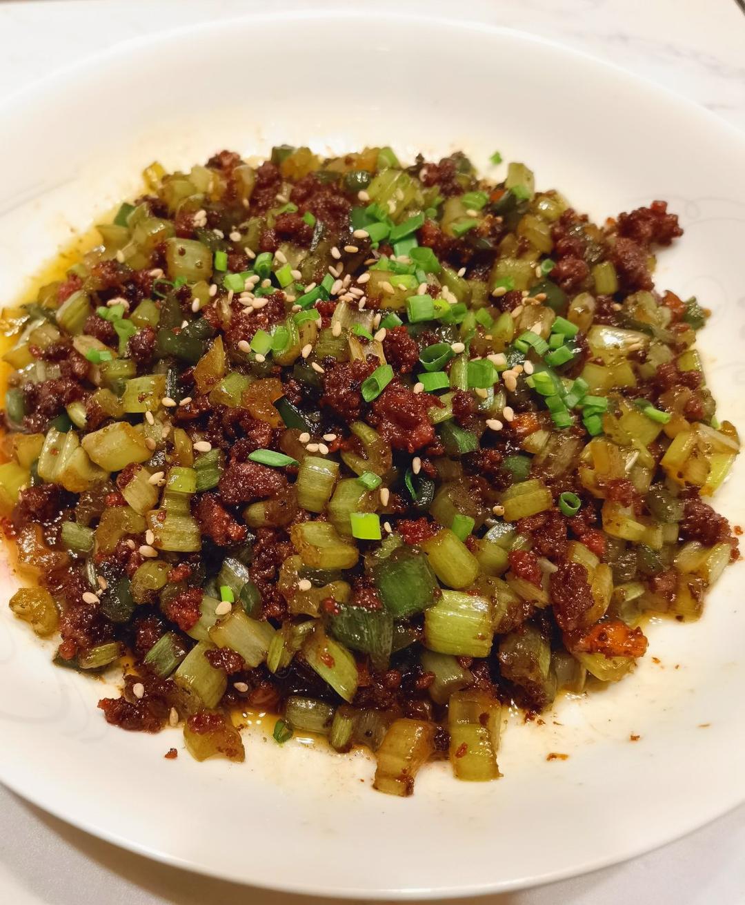 米饭杀手｜芹菜粒炒牛肉末