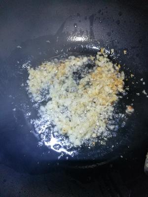 金针菇蒜蓉烤虾的做法 步骤2