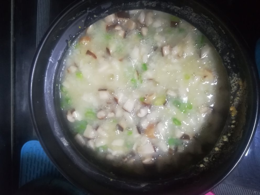 鸡肉芹菜香菇粥（病号餐