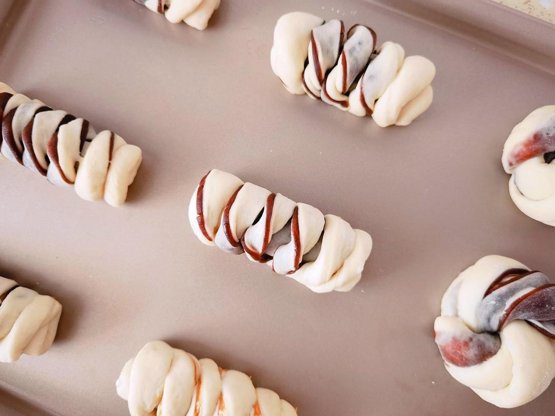 双色豆沙与黑芝麻面包