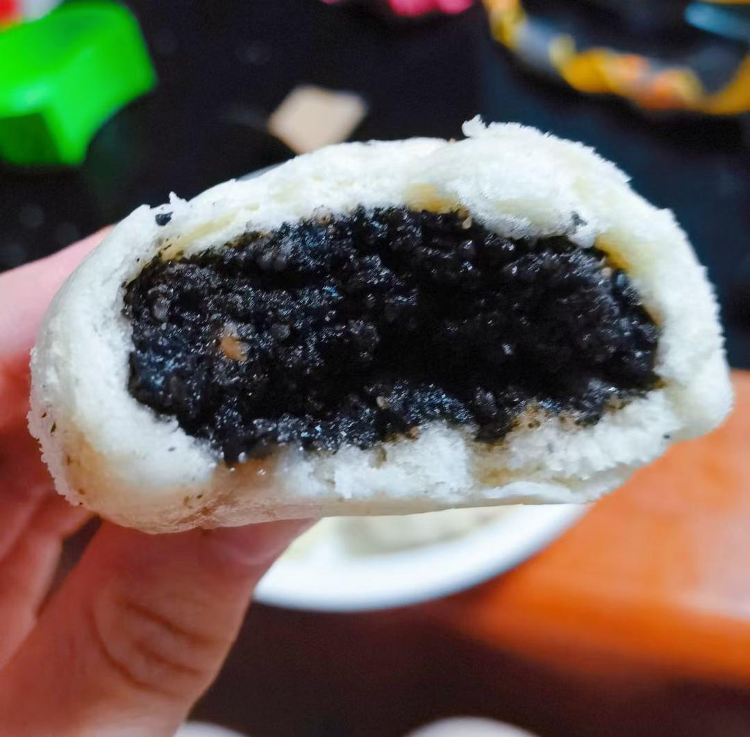 不用加猪油也能做出好吃的流沙黑芝麻馅包子