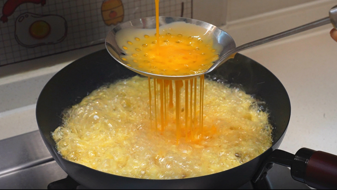 这种新方法真是太棒了，原来用一小勺子油就可以做炸蛋的做法
