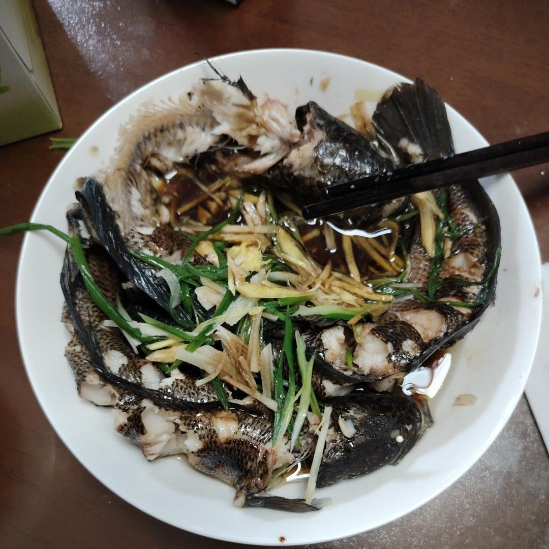 厨师长教你：“清蒸鲈鱼”，鲜嫩美味，内附蒸鱼酱油专业调制方法