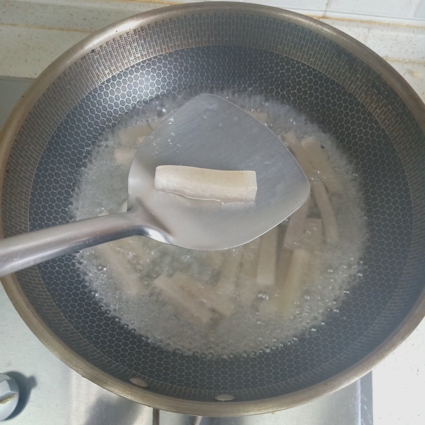 凉拌魔芋豆腐的做法 步骤3