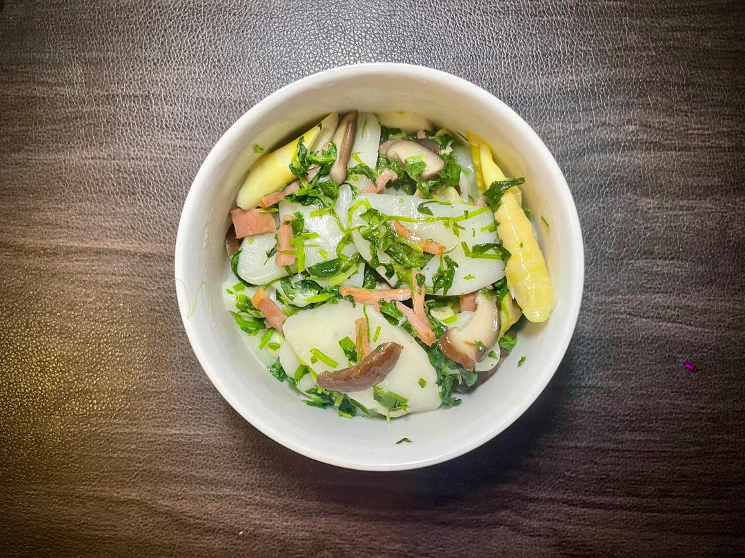 荠菜鲜笋火腿煨年糕