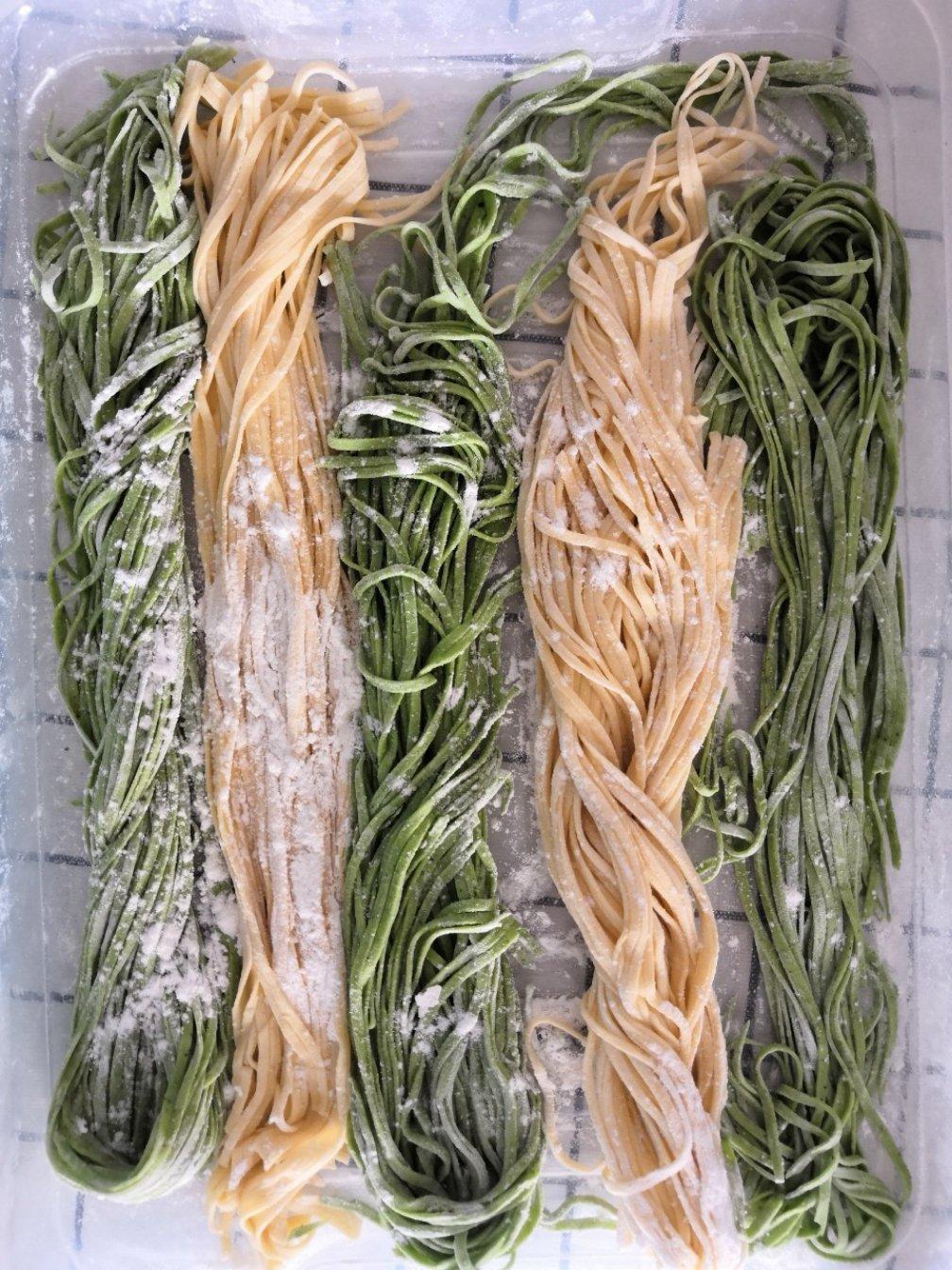 自制纯天然蔬菜汁彩色面条