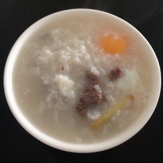 窝蛋生滚牛肉粥