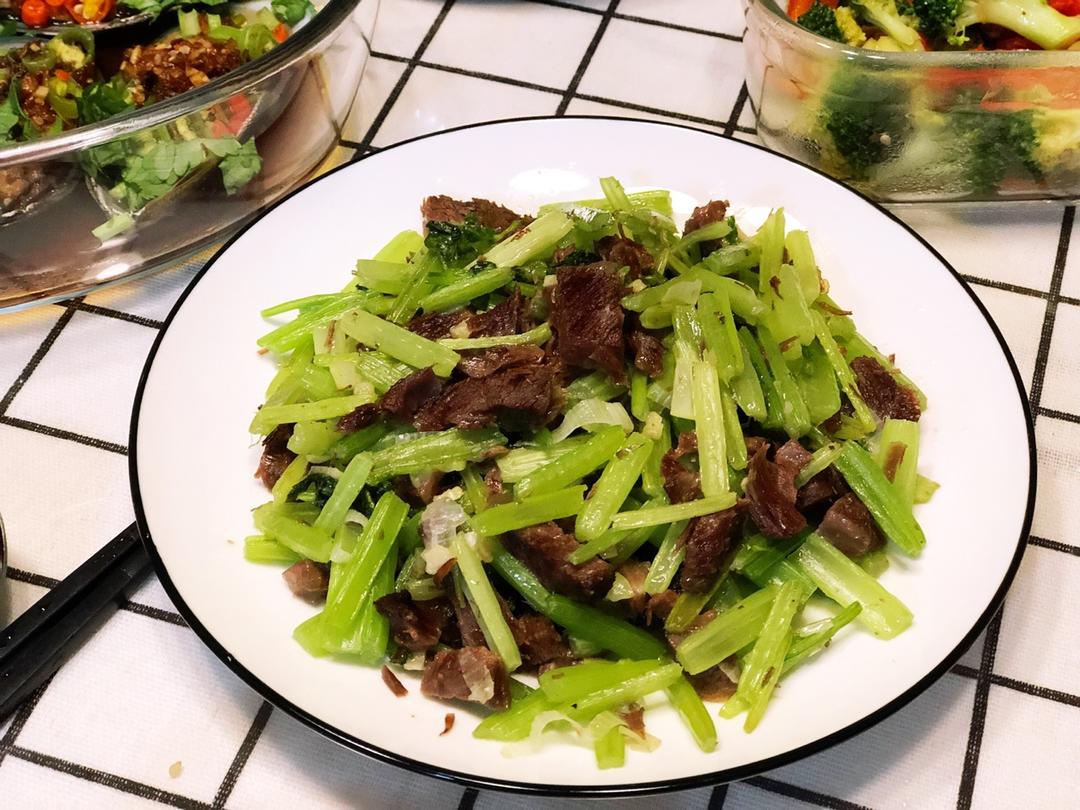 芹菜炒肉