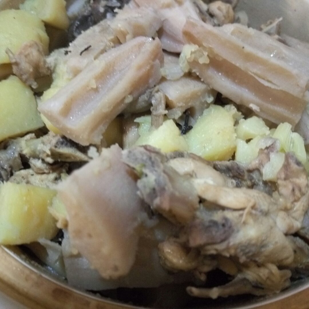 莲藕炖鸡。
