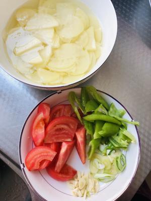 快手家常菜-西红柿炒土豆片的做法 步骤2