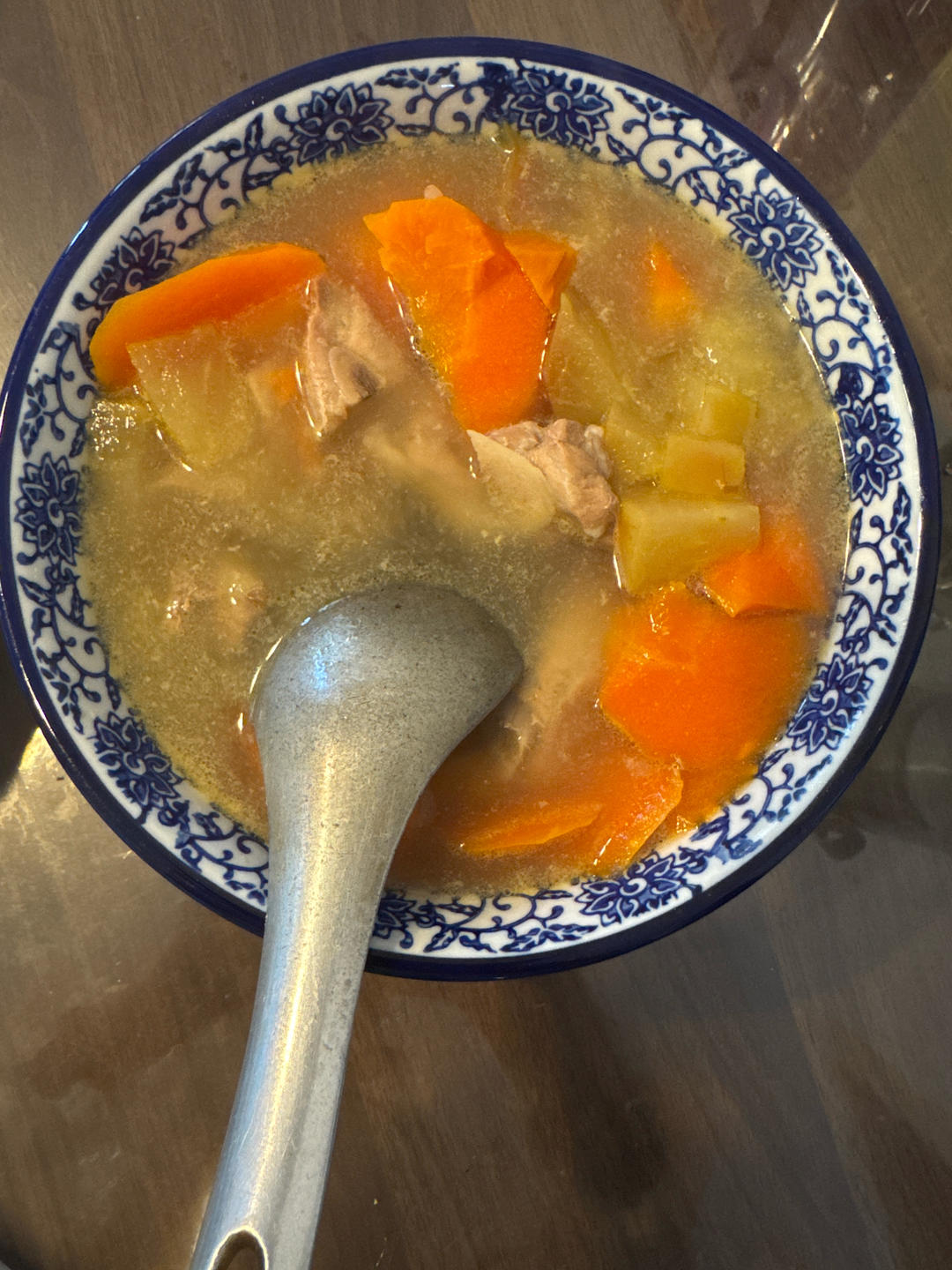 胡萝卜苹果排骨汤丨清热润燥，全家人都爱喝。