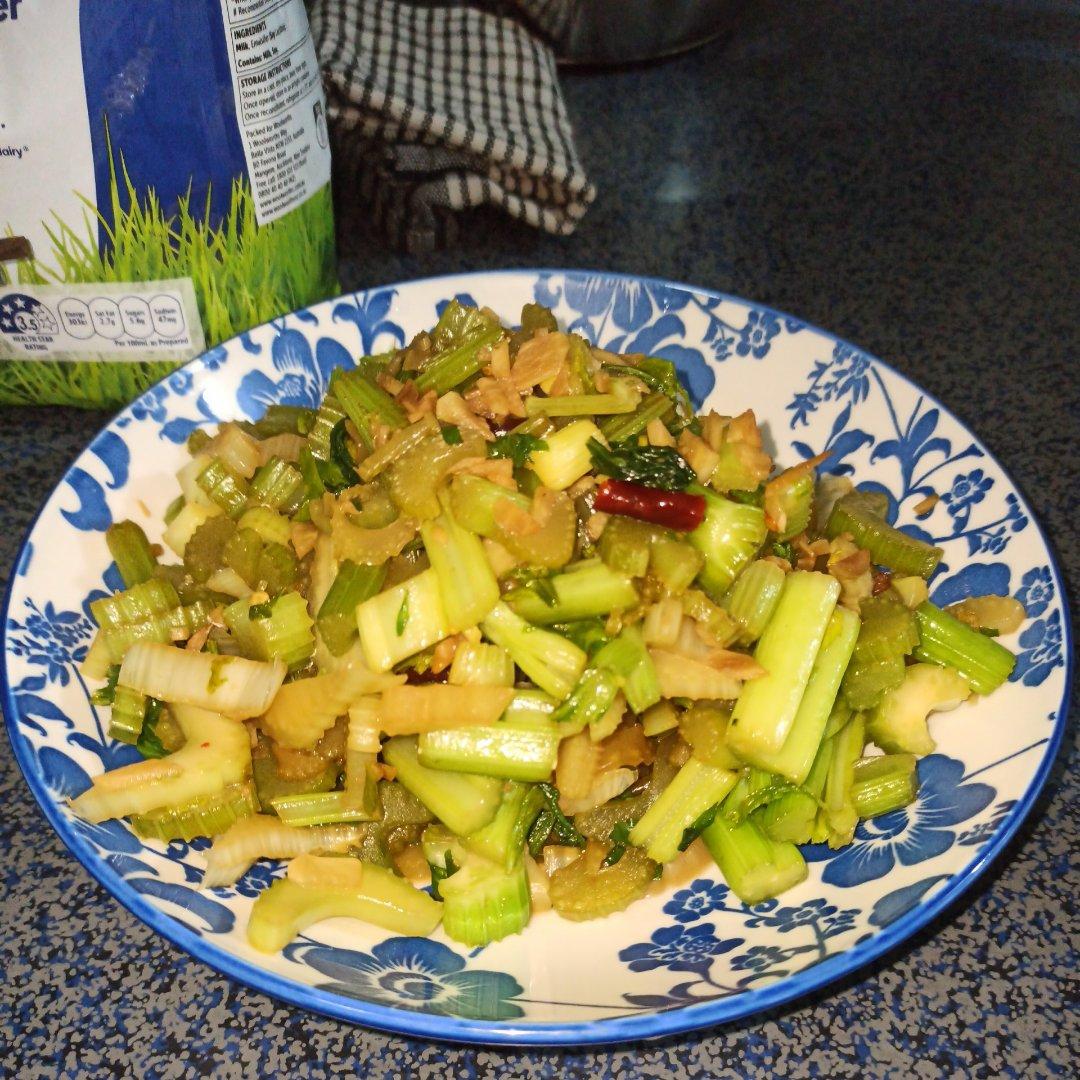 素炒芹菜