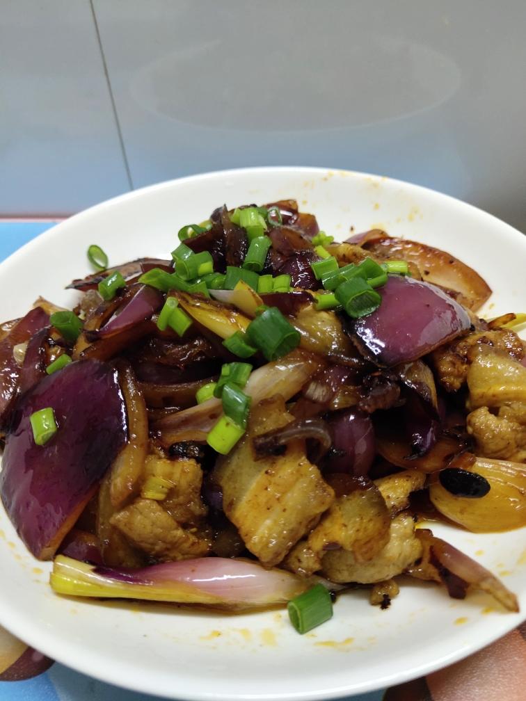 五花肉爆炒洋葱的做法