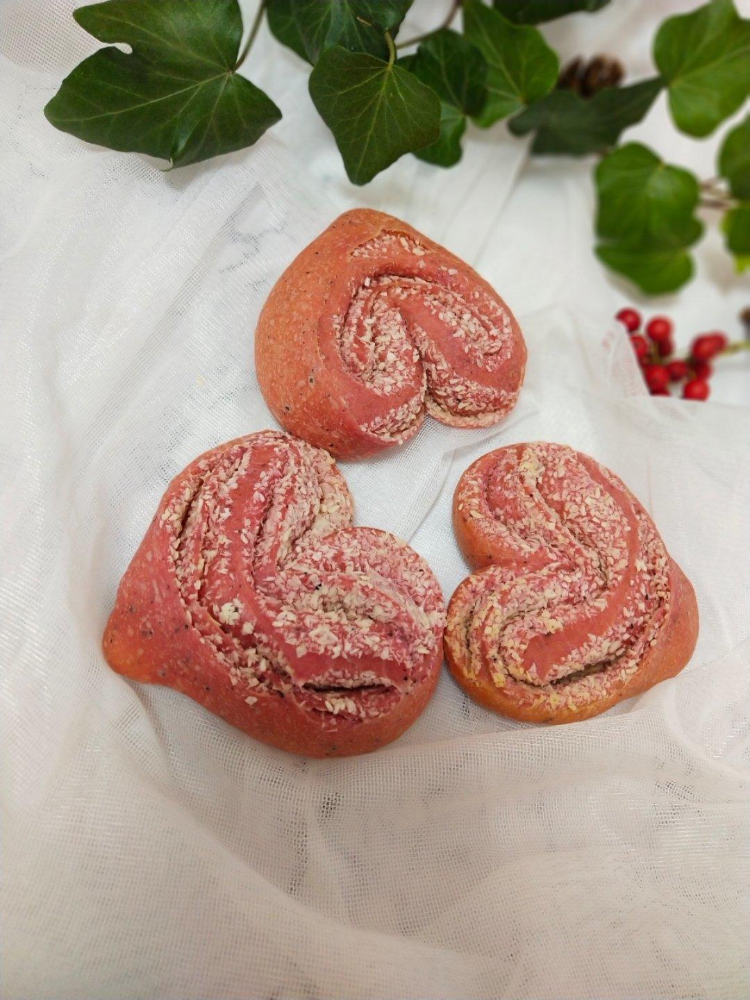 心形火龙果椰蓉面包