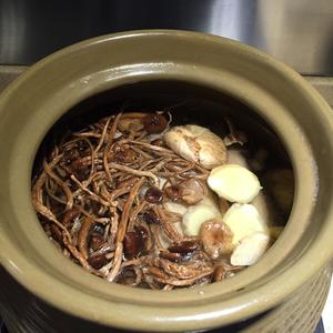 【广东老火靓汤】之茶树菇老鸡汤的做法 步骤1